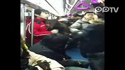 实拍男子地铁上咆哮：让你知道什么叫官二代