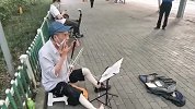 残疾人街头拉二胡遭城管驱逐 隔壁宾馆有外国人影响形象
