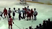 冰上项目-14年-中韩冰球联赛单挑 中国小将被撞后暴打棒子-新闻