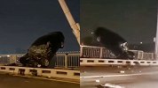 惊险！武汉长江大桥凌晨离奇车祸 半个车身探出桥外
