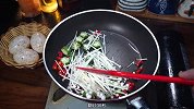 金针菇做法，百吃不腻的酸辣金针菇炒秋葵，清爽开胃