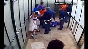 足球-15年-球场通道内惊现暴力打架 队员被群殴倒地不起-新闻