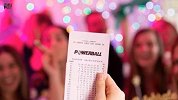 女子一天内连中8个大奖赢得1.2亿 打算买个岛