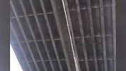 疑因拥堵下车 3人从高速路中空隔离带坠桥身亡