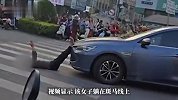 女子躺在斑马线上拦车，双腿搭上车头，多人质疑其碰瓷，警方回应