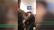这一刻像极了父亲！高铁上男乘务员抱起哭闹女婴哄她入睡