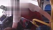 踹车门、抢方向盘！女子睡着坐过站迁怒公交司机：没乘客我才拉的
