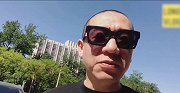 摇滚圈美妆第一人！二手玫瑰主唱梁龙变身美妆博主