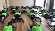 一人一张瑜伽垫萌萌哒 汉诺威96球员训练核心力量
