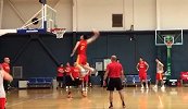 中国男篮集训备战世界杯 20岁小将张镇麟大风车灌篮太燃