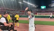 致谢最可爱的第十二人 恒大赛后谢场与球迷分享喜悦