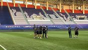大战前压力倍增？贝尼特斯教练组金州场地罕见现场开会