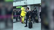 多特蒙德抵达伦敦 维特塞尔西装革履淡定亮相