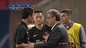 两队终场前险些爆发冲突 替补队员不冷静冲入场内