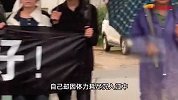 高武勇救落水孩子牺牲，妻女崩溃目睹救人全程，市民冒雨夹道相送