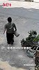 可爱又暖心的孩子！女子发现经常来店里玩的小男孩，一直在默默帮自己倒垃圾