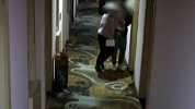 女同事喝醉男子顿起色心 直接把人带去宾馆大床上