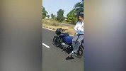 无人驾驶？印度老哥公路玩摩托特技 路人全看呆了