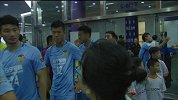 中国足协杯-17赛季-淘汰赛-1/4决赛首回合-双方球员通道准备入场 穆坎乔成镜头焦点-花絮