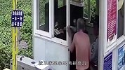 耗子敢“拎刀”找猫？老大爷一手一把刀，和保安“切磋”武功