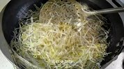 天热豆芽别总炒着吃了，做一盘炝拌绿豆芽，酸辣爽口，开胃又解腻