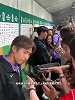 杀人诛心！韩国球员赛后采访时遭南非球员贴脸唱歌庆祝
