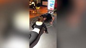 美女超性感身材做俯卧撑 和外国壮汉比起来也完全不输
