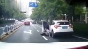 男子插队不成反被撂倒 在原地翻滚