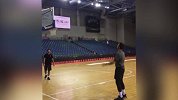 CBA-1718赛季-全网独家！上海男篮鱼尾狮杯赛前热身 弗神休战不忘单手秀操作-新闻