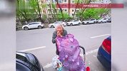 晚上下雨男子车窗忘关，本以为天塌了结果遇暖心一幕：奶奶路过套塑料袋保护