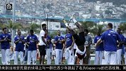 世界杯-14年-英格兰队与当地巴西少年斗舞-新闻