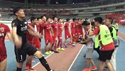 中国足协杯-17赛季-这次没问题！球迷向胡尔克武磊赠送两人定制t恤-新闻