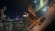美国两小伙从酒店顶楼25层纵身一跃 围观顾客吓得尖叫四起
