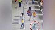 广东巴士撞断护栏冲进候车区 女童险被车轮压到