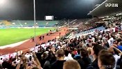 场边的球迷太有才了 唱歌支援斯特林对抗种族主义者
