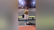 秒杀CXK！妹子球场一通花式秀球技还是老詹球迷
