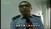 两岁男童被货车轧死 警方举枪吓退持刀家长