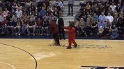 NBA赛场边谁最欢乐 看看吉祥物如何调戏球迷与球员（四）