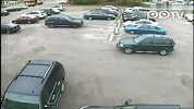 监控实拍史上最烂停车，两辆车无辜遭殃