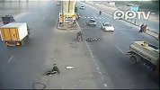 监拍男子横过马路被撞飞瞬间