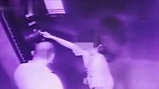 醉酒男电梯里向女邻居伸咸猪手，被抓时竟称不记得