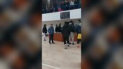 黑哨or球痞？江西业余篮球赛爆发大规模冲突 球员满场追打裁判