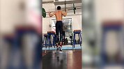 张国伟抗杠铃蹦跶 投诉：来自跳高组底层的小情绪