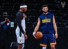 雄鹿球员克雷格重回掘金主场 与老队友穆雷赛前一起热身