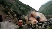 实拍四川峨边山体塌方惊险瞬间：山石倾泻而下，路人飞奔逃生