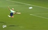 哥可是练过的！理查利森训练中曾完成潇洒侧钩破门