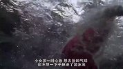 小女孩不慎溺水，危急时刻狗狗将其救起，镜头记录感人的一幕