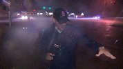 记者刚想到镜头前说话 突然身后落下闪电险被击中