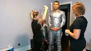 用胶带做衣服是什么体验？男子作死挑战，贴到100层后我笑了