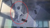 惊魂！男孩带键盘坐电梯线被门夹 被困后乱蹦乱跳拼命扒门